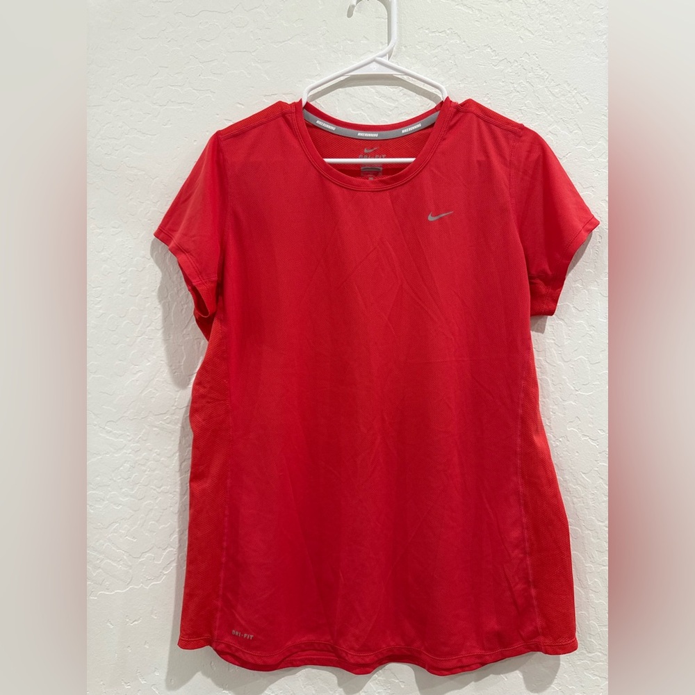Women’s Nike dri-fit XL s/s top.
